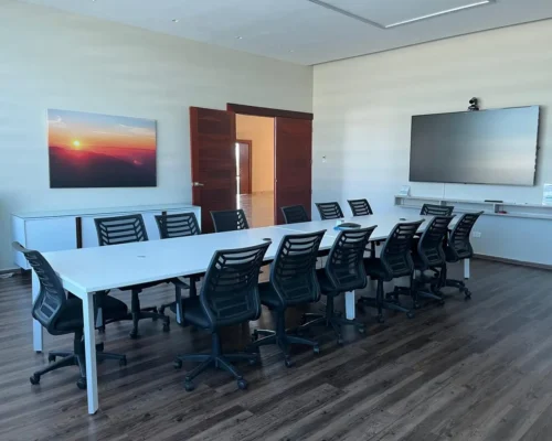 Sala de Reuniones II con mesa y sillas para reuniones