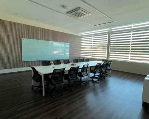 Sala de Reuniones II amplia con iluminación natural